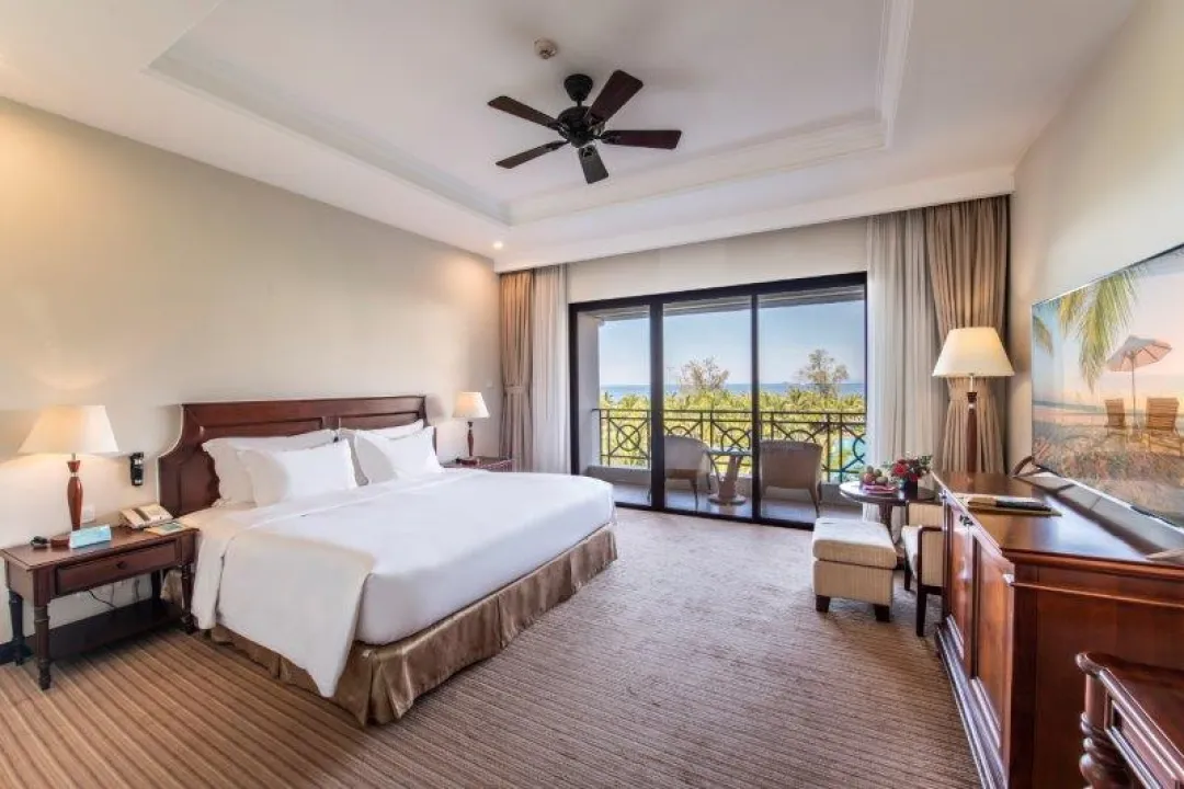 Odysseys Travel - Vinpearl Resort & Spa Phu Quoc - Rooms - Deluxe Ocean View Room - Bedroom